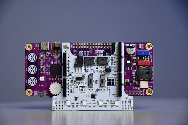 Dank der Arduino-Schnittstelle lässt sich das Adapter Board auch mit anderen Base Boards und Adapter Boards von Rutronik System Solutions ganz einfach kombinieren.