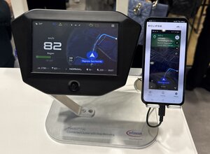 Fig. 1: A possible implementation case with the TRAVEO T2G Graphics shows the “speedometer” on the left-hand side with speed and virtual signal or control symbols, as well as the navigation displayed by a smartphone. On the right is the smartphone with a wireless connection to the display unit (source: Infineon)