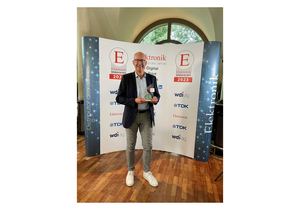 Rutronik is Distributor of the Year 2023: Andreas Mangler, Director Strategic Marketing, proudly holds the award