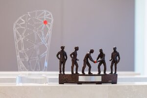 Image: Trophies of the Supply Chain Awards 2025. Source: HUSS Unternehmensgruppe  Image: Trophies of the Supply Chain Awards 2025. Source: HUSS Unternehmensgruppe
