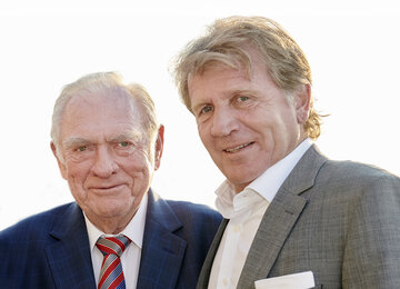 Rutronik was founded in 1973 and celebrates its 50th anniversary this year. Helmut Rudel (left), founder and president of Rutronik, and CEO Thomas Rudel (right) are happy about this milestone in the company's history.